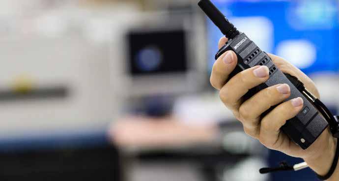 RADIOTELEFONY PRZENOŚNE I PRZEWOŹNE Gama radiotelefonów MOTOTRBO daje szeroki wybór urządzeń, od prostych modeli do łączności głosowej do bogatych w funkcje radiotelefonów z możliwością transmisji