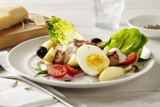 Sałatka nicejska 30 minut 4 osoby Łatwe sałata rzymska - 1 sztuka tuńczyk - 450 gramów pomidory malinowe - 4 sztuki młode ziemniaki - 8 sztuk fasolka szparagowa - 100 gramów jajko na twardo - 2