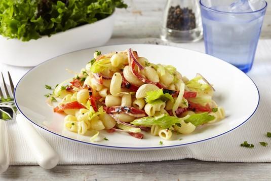 Sałatka Macaroni 20 minut 4 osoby Łatwe makaron - 200 gramów Majonez Hellmann's Oryginalny - 4 łyżki seler naciowy - 2 sztuki czerwona papryka - 2 sztuki czerwona cebula - 1 sztuka ocet winny - 1.