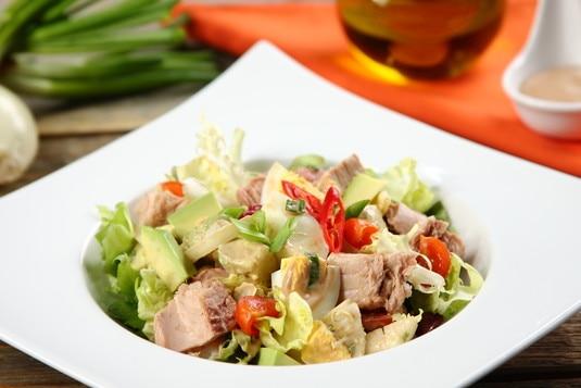 Tunacado salad sałatka z tuńczykiem i awokado 30 minut 8 osób Łatwe mieszanka sałat - 1 sztuka Ketchup Hellmann's Pikantny - 3 łyżki pomidory malinowe - 200 gramów tuńczyk w zalewie, puszka - 1