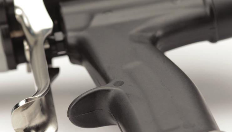 Pistolet RansFlex pozwala malarzowi lepiej odczuć opływowy kształt, lżejszą wagę