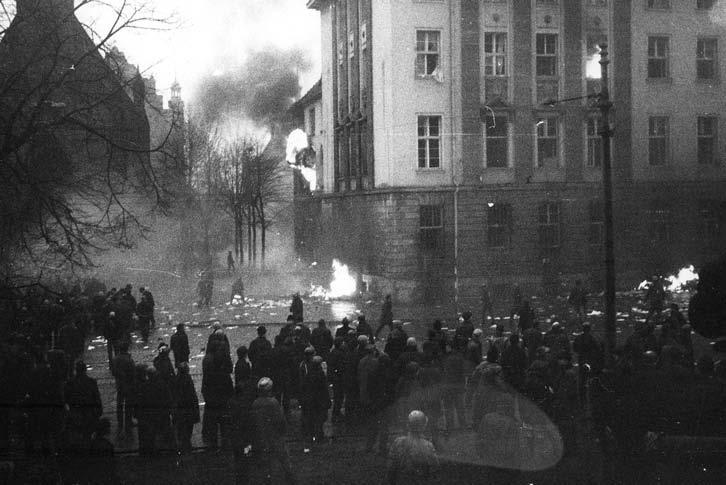 25 Manifestanci, zgromadzeni wokół siedziby KW PZPR, podpalają gmach, nazywany w tych dniach