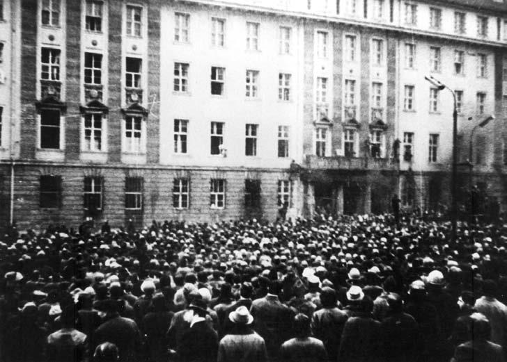 33 Szturm na budynek KW rozpoczął się po odśpiewaniu przez demonstrantów hymnu narodowego. IPN Gdańsk broni saperzy wyciągnęli na drugi dzień z Raduni.