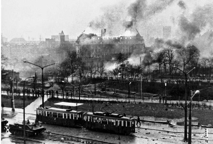 37 Panorama Gdańska z płonącym gmachem KW PZPR. IPN Gdańsk opowiadać, jak to robiono w Powstaniu Warszawskim.