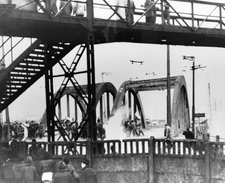 52 Strzały na wiadukcie przy stacji Gdynia-Stocznia. Społeczny Komitet Budowy Pomników Ofiar Grudnia 1970 w Gdyni w ich stronę kamieniami. O godz. 5.