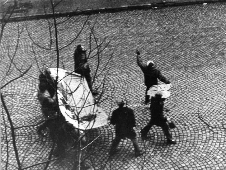 59 Na czele pochodu niesiono sztandar narodowy, umoczony we krwi. Fot. Edmund Pepliński, Społeczny Komitet Budowy Pomników Ofiar Grudnia 1970 w Gdyni [.