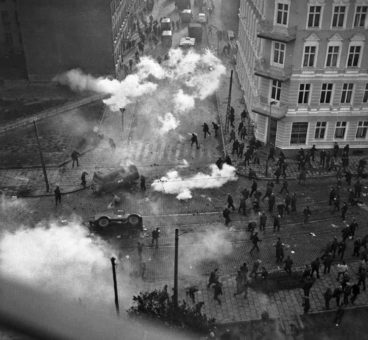 66 Walki na ul. Dubois w Szczecinie, gdzie oddziały ZOMO zaatakowały demonstrantów. PAP/Andrzej Wituszyński, cegły, zamachnęłam się i uderzyłam go w hełm. On aż ukląkł.