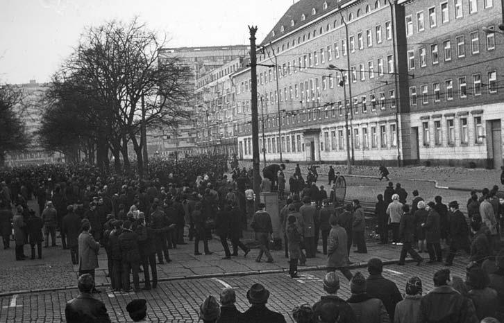 67 Jeden z gazików pozostał, nie zdążyli wsiąść. Ludzie, których nie znam, wyrwali drzwi, unieśli je, pokazywali. Potem ten zrujnowany gazik spalono.