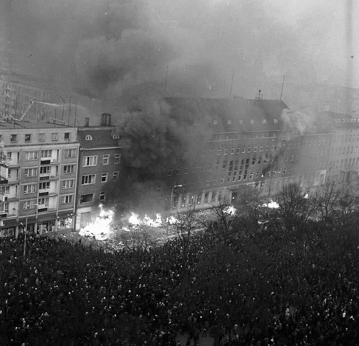 72 Tłum demonstrantów i palący się gmach