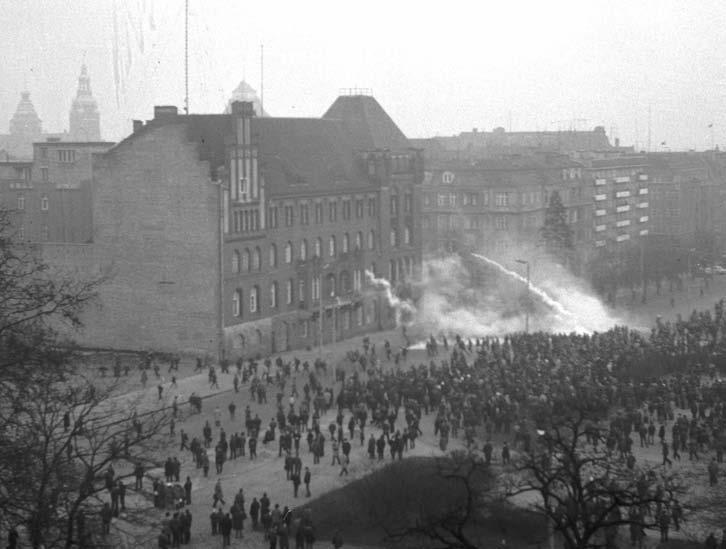 74 Płonący budynek KW MO przy placu Hołdu Pruskiego w Szczecinie. PAP/Andrzej Wituszyński MO w Szczecinie, zauważył, jak od ul. Wyszaka zaczynają się przedzierać kilkuosobowe grupy ludzi z butelkami.