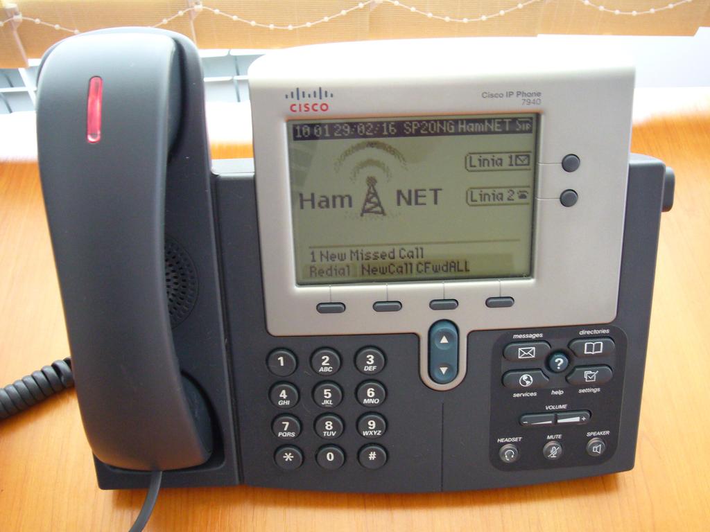 Poczta głosowa Jeśli ktoś nagrała nam wiadomość głosową kiedy nie mogliśmy odebrać telefonu zobaczymy zapaloną czerwoną lampkę w słuchawce oraz ikonę koperty zamiast telefonu przy Linia 1.