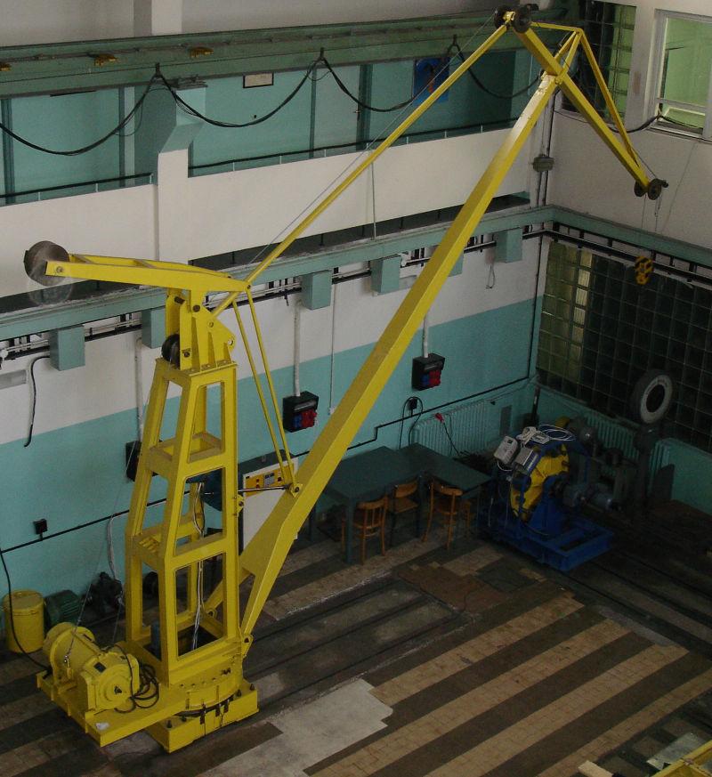 mechanizmami jazdy mostu, wózka oraz mechanizmem podnoszenia. Badanie układów napędowych liniowych ze śrubą toczną, badanie ruchów skojarzonych, badanie oporów wieńca zębatego.