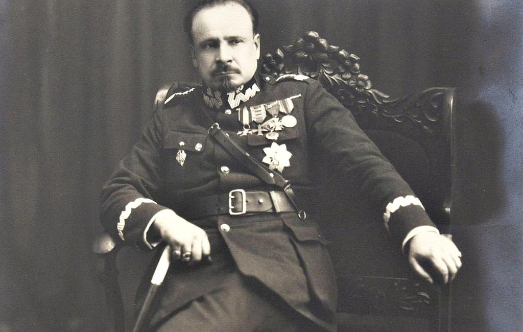 Gen. Józef Haller urodził się 13.08.1873 r. w Jurczycach w województwie małopolskim, jako syn Henryka i Olgi z domu Treterów. W 1906 roku ożenił się z Aleksandrą Sala.