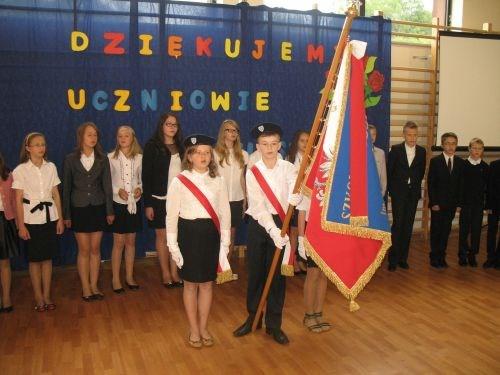 AKTUALNOŚCI POŻEGNANIE KLASY SZÓSTEJ - Klasa szósta uroczystą akademią pożegnała się z murami naszej szkoły. Po czasie pobytu w zerówce i sześciu latach nauki w swojej szkole było co wspominać.