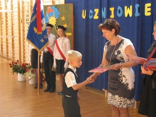 Dzisiejsi absolwenci zapisali się w niej również swoją godną postawą, reprezentowaniem szkoły i Gminy, udanymi egzaminami. W takich chwilach zawsze jest przykro rozstawać się.