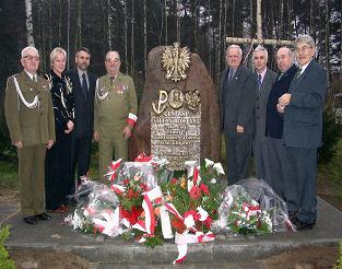 zakończył poczęstunek, którego dodatkową atrakcją były śpiewane pieśni wojskowo - partyzanckie przez kombatantów. Młodzież bardzo entuzjastycznie przyjęła zaimprowizowany występ.