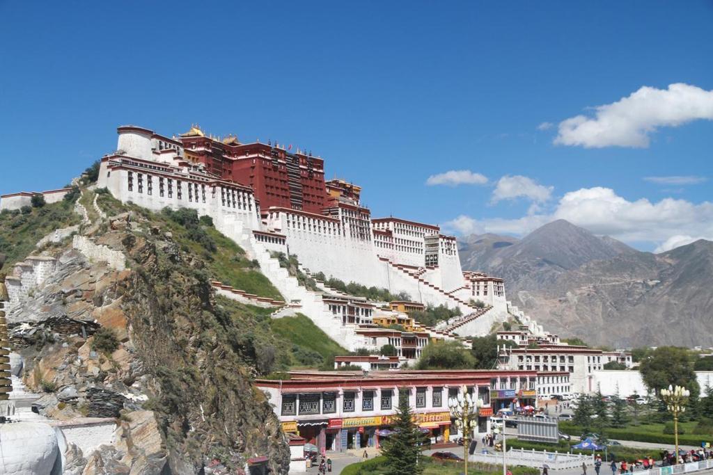Zobaczymy najwyżej położony na świecie pałac - Pałac Potala będącego do 1959 roku zimową rezydencją władców Tybetu, obecnie mieści się tu muzeum.