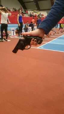 Pistolet prochowy w rękach sędziego