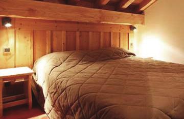 odtwarzacz DVD. W rezydencji sauna i hammam (mokra sauna) - wstęp gratis. Rezydencja położona przy wjeździe do stacji Les Deux Alpes (czyt. Le Dezalp). Do centrum (do wyciągu Jandri Express czyt.