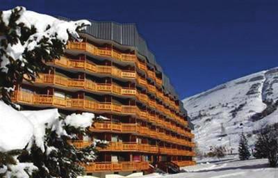 LES DEUX ALPES - Francja W cenie zapewniamy: przejazd autokarem klasy LUX (nie dotyczy dojazdu własnego) - przewóz bagażu: bagaż podstawowy do 20 kg, 1 para sprzętu (narty lub snowboard + buty w