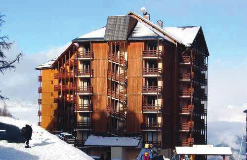 Apartament 6 os. - ok. 28 m 2 - salon z rozkładaną kanapą dla dwóch osób, aneks kuchenny, mała sypialnia z rozkładaną kanapą dla dwóch osób, w korytarzu łóżko piętrowe, łazienka, WC, balkon.