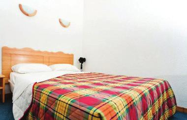 W obiekcie do dyspozycji gości basen, mini siłownia oraz (za dodatkową opłatą) sauna i hammam (mokra sauna - łaźnia turecka). Tuż przy budynku: minimarket spożywczy, bary, restauracje, sklep sportowy.