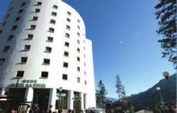 100 m od centrum słynnego Sauze d Oulx (czyt. Suz Duks) w Valle Susa, ok. 300 m od tras karuzeli narciarskiej Via Lattea (Sestriere, Sauze d Oulx, Sansicario, Cesana, Claviere), ok.