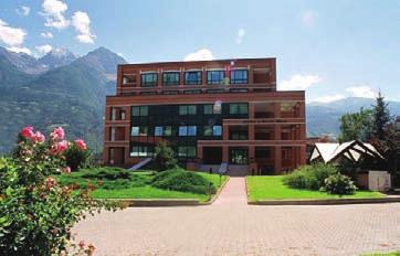 do jazdy w następujących domenach narciarskich - Breuil - Cervinia, Funivie Monte Bianco, La Thuile- la Rosiere, Valtournenche transfery autokarowe na stoki: 2 x Cervinia, 2 x la Thuile, 1 x
