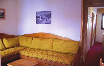 n.p.m. w dzielnicy Legetaz, u stóp Solaise i tras narciarskich, 5 min spacerkiem od centrum Val d Isere (czyt. Val Dizer).
