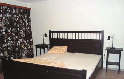30 m 2 salon z rozkładaną kanapą dla dwóch osób, aneks kuchenny (z lodówką, kuchenką, zmywarką, komplet naczyń, sztućców), łazienka z WC. Apartament dla 4 osób - ok.