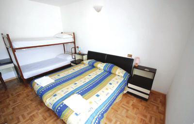 Wyżywienie: HB - śniadania podawane w formie bufetu, obiadokolacje do wyboru z menu. Napoje do obiadokolacji wliczone w cenę (½ litra wody lub 1 napój owocowy).