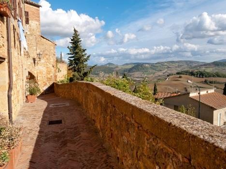 Dalej przejazd do malutkiej osady San Quirico d'orcia z piękną romańską kolegiatą, Horti Leoniani.