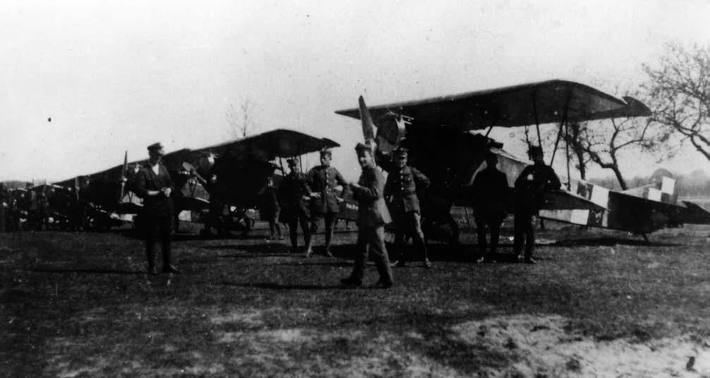 KOMENTARZE HISTORYCZNE Lotnisko polowe 1919. Samoloty myśliwskie Fokker D VII Franciszka Ratajczaka, szefa kompanii. W pamięci zbiorowej utrwalony został jako symbol był pierwszym poległym powstańcem.