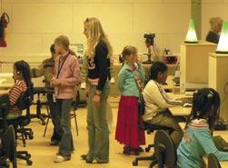 etwinning programos dalyviai Mokykloje yra dvi skirtingo amžiaus žmonių grupės mokytojai ir mokiniai. Naujasis amžius iššūkius kelia pirmiausia mokytojui.