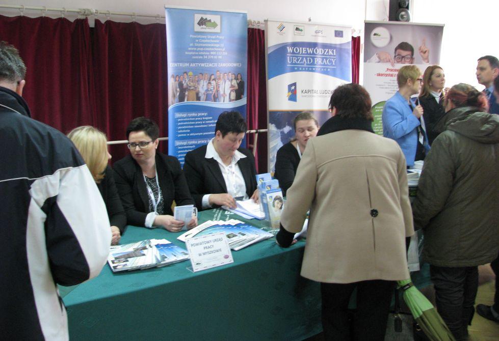 powiatowe urzędy pracy. Większość prezentowanych przez pracodawców wolnych miejsc pracy stanowiły oferty pracy w kraju.