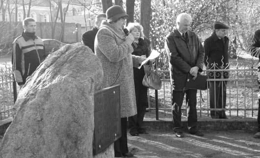 W Miejscu Pamięci Narodowej przewodnicząca Rady Miejskiej w Skępem odczytała tekst uchwały, przedstawiciele władz samorządowych wygłosili okolicznościowe przemówienia oraz złożyli kwiaty.