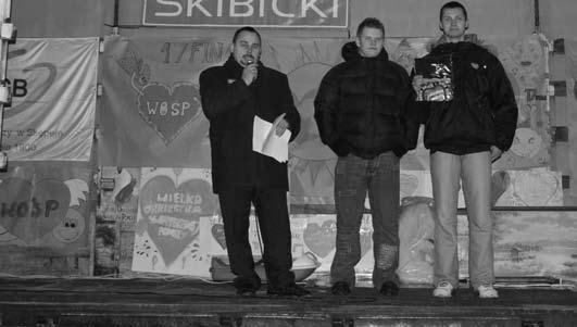 Po koncercie orkiestry mieszkańcy bawili się przy dźwiękach muzyki, którą zgromadzonym puszczał niezawodny w takich sytuacjach Bartek Romankiewicz.