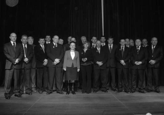 Wspólne zdjęcie nagrodzonych z ministrem, posłami i władzami powiatu Fot. Jaromir Piotrkiewicz Z gminy Skępe medale otrzymali Jadwiga Orszak z Zajeziorza i Dariusz Stefański z Grabówca.