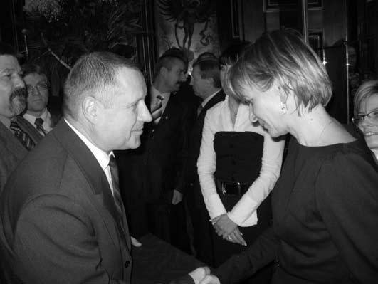 Burmistrz omawia założenia budżetu na 2009 rok Fot. W najbliższym czasie odbędą się dwa przetargi na sprzedaż budynku po byłym kinie i budynku byłej szkoły w Narutowie.