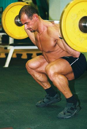 Tak wykonywany squat back (cel siła) przynosi małe korzyści dla mięśni, a bardzo