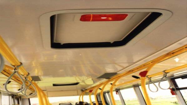 Autobusy - bezpieczeństwo Liczba pasażerów Minimalna całkowita liczba wyjść bezpieczeństwa 23 30 4 31 45 5 46 60 6 Wyłącznik awaryjny umieszczony jest w bezpośrednim zasięgu kierowcy zajmującego