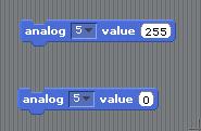 Po naciśnięciu flagi dioda zaświeci się (bo wysyłamy 5V stan wysoki na pin 10), świeci się przez 1 sekundę, po czym gaśnie, (bo wysyłamy 0V stan niski na pin 10). Następnie omawiamy blok analog value.