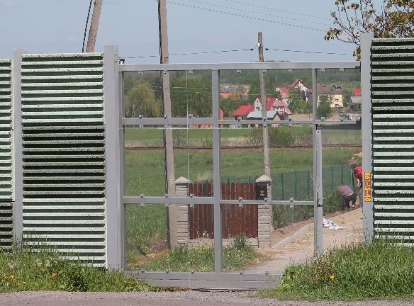 4 m, zlokalizowany wzdłuż drogi krajowej o średnim dobowym natężeniu ruchu 18.660 pojazdów. Droga znajduje się na nasypie o wysokości ok. 1.2 m.