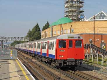 Seria 1973 Seria 1973 została wprowadzona na linię Piccadilly w 1975 r. wraz z wydłużeniem linii do lotniska Heathrow (terminale 1, 2, 3).