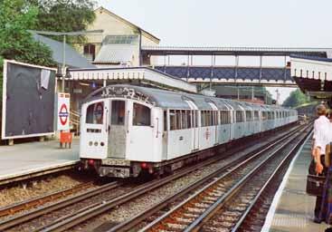 pasażerskich 70 Całkowita liczba miejsc 284 Prędkość maksymalna/dozwolona [km/h] 100/64 Średnica kół [mm] 740/660 Minimalny promień łuku [m] 38 Sumaryczna liczba wagonów [szt.
