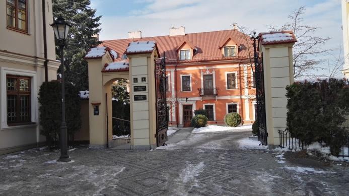 do rzeźby terenu sieć ulic, stara, często zabytkowa zabudowa) rozpada się wizualnie na dwie części zachodnią i wschodnią.
