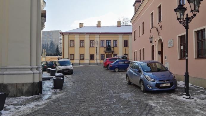 Jana Chrzciciela i Klasztorem Karmelitów Bosych) to skupienie najcenniejszych zabytków miasta. Prócz wymienionych znajdują się tu także Archikatedra obrządku łacińskiego pw. Św.