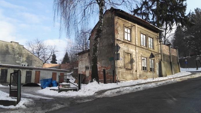 (zwł. dolny odcinek ul. Basztowej) i niektórych ulic (Ratuszowa).