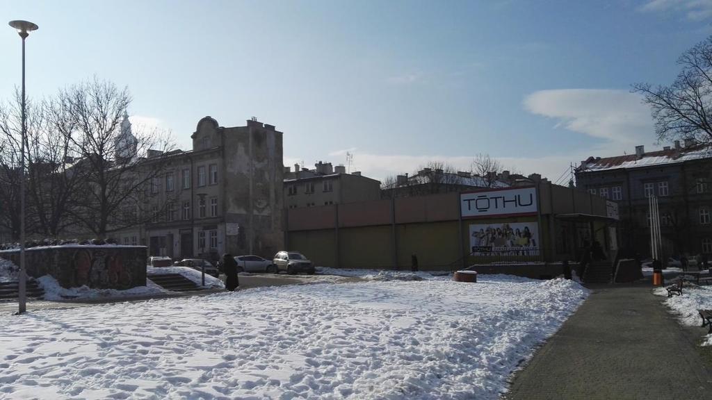 Fot. 13 Plac Rybi ze szpecącym pawilonem. Źródło: Lider Projekt Sp. z o.o. Ogólnie wschodnia część Starego Miasta, zwłaszcza tereny d.