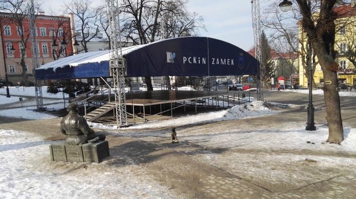 Ciekawymi przestrzeniami, zwłaszcza z uwagi na rozmiar i ekspozycję sylwety Starego Miasta oraz Zasania mogą być błonia nad Sanem, a w kontekście zgromadzeń publicznych, festiwali czy festynów tereny